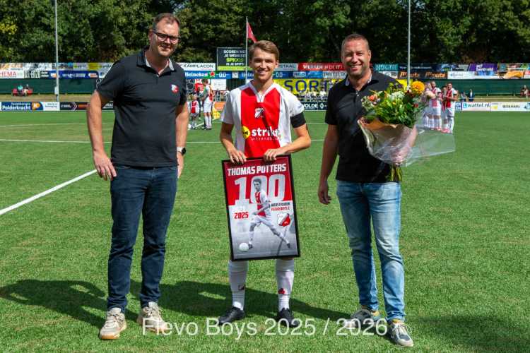 Thomas Potters gehuldigd voor zijn 100ste wedstrijd tegen DZC'68