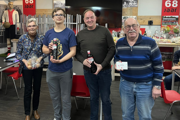 Afgelopen maandag werd het klaverjasseizoen afgesloten met de traditionele paas-drive.