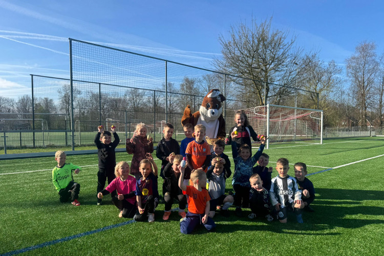 De kabouters krijgen bezoek van de paashaas.