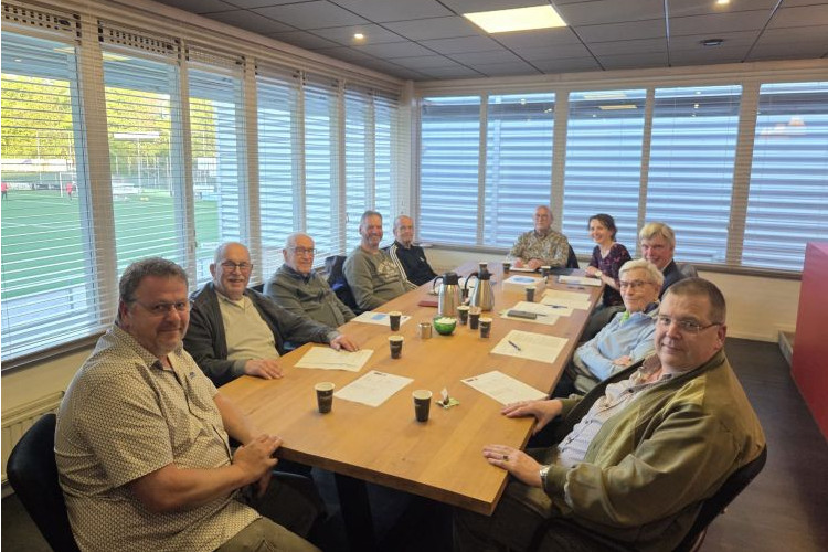 Club van 100 kijkt vooruit tijdens ALV